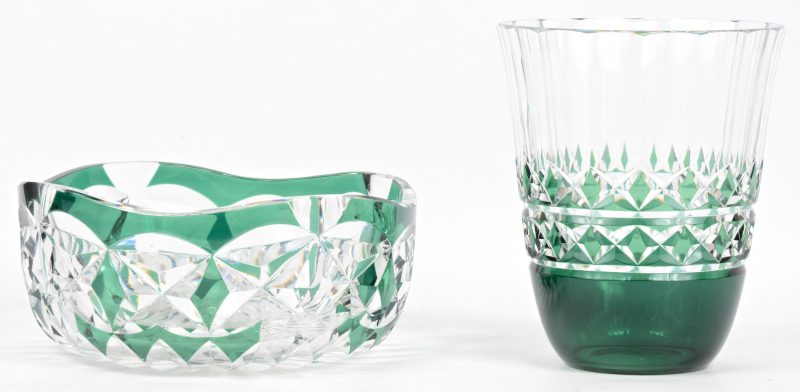 Een vaas en een fruitschaal van geslepen groen gedubbeld kristal. Beide gemerkt onderaan.