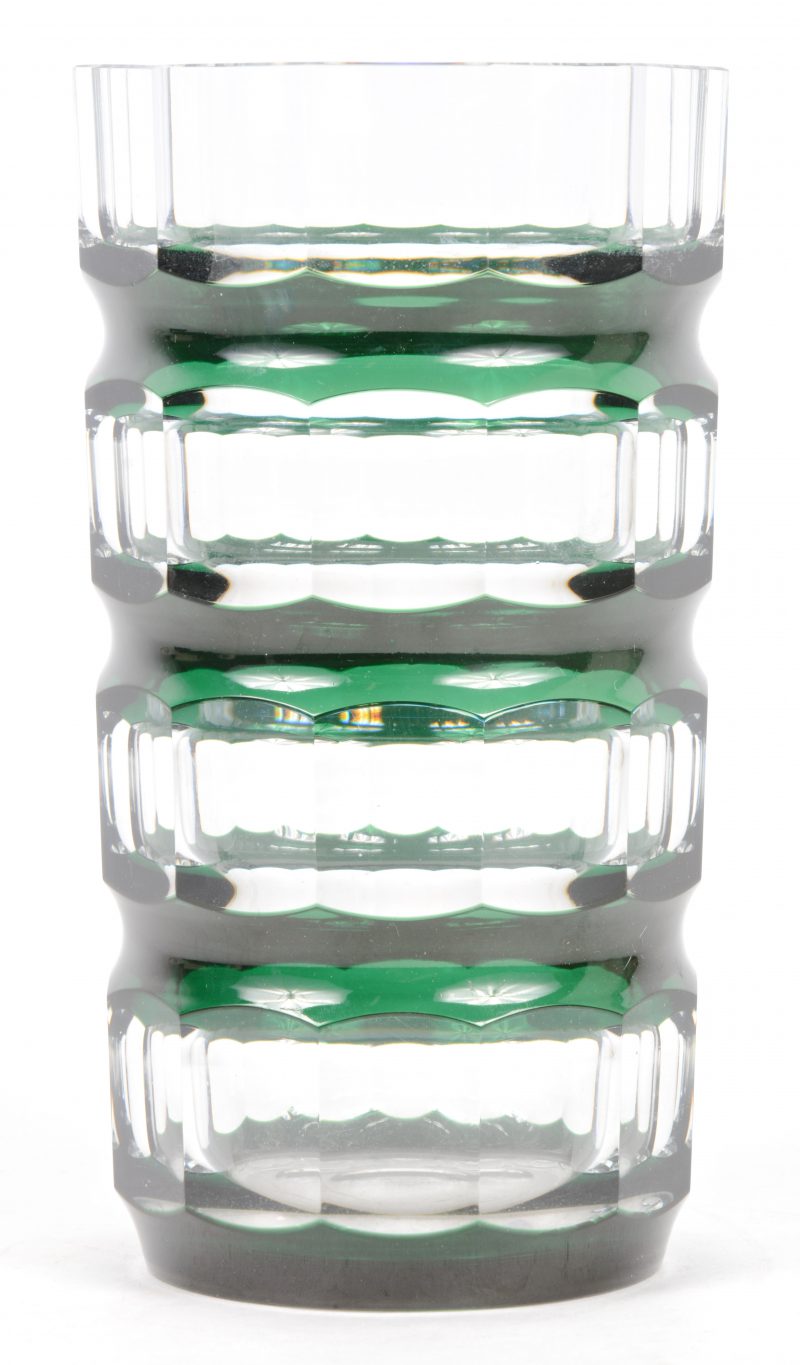 Een vaas van geslepen groen gedubbeld kristal. Onderaan gemerkt.