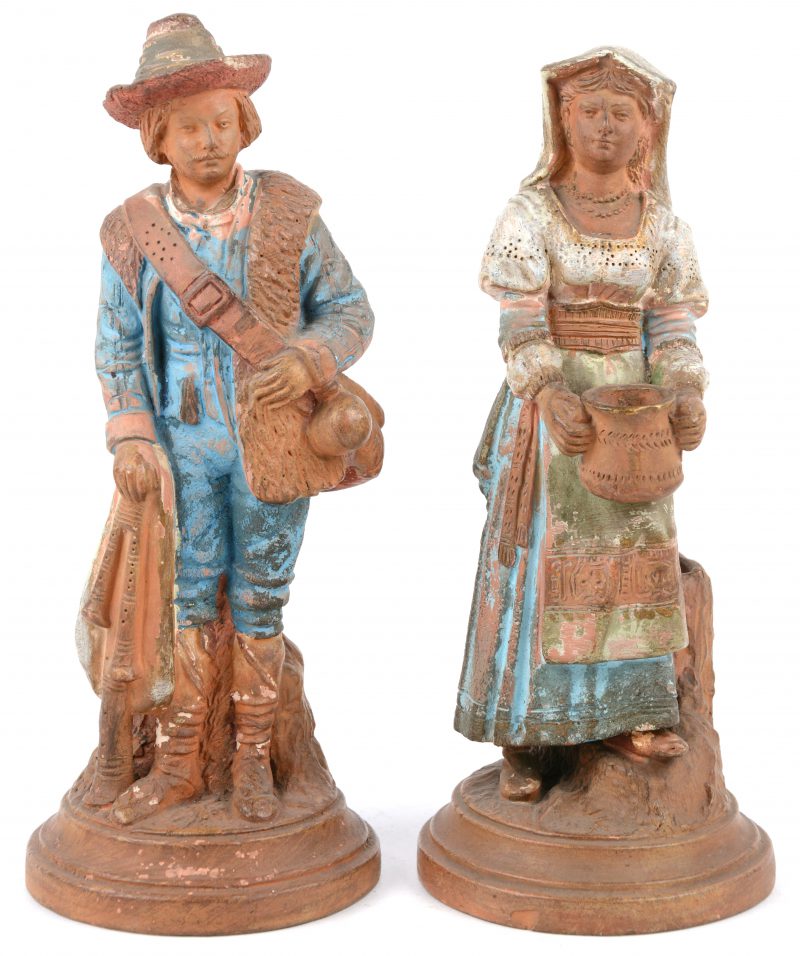 “Herder met doedelzak” & “Vrouw met kruik”. Twee beeldjes van gepolychromeerd terracotta.