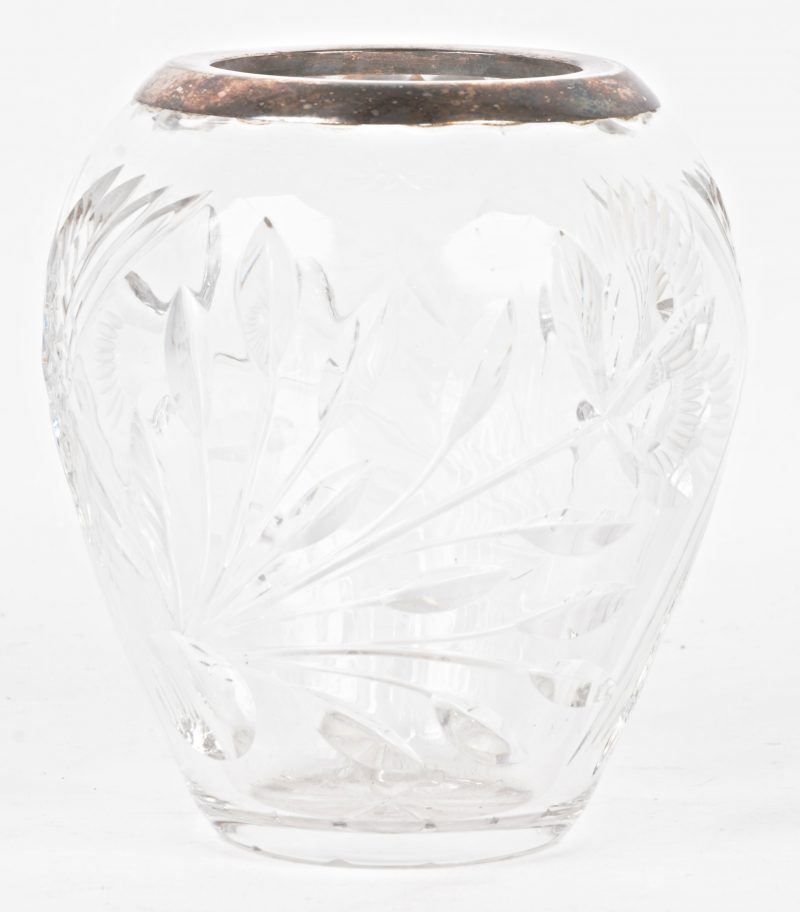 Een vaas van geslepen kleurloos kristal met zilveren montuur. Gemerkt. MB.