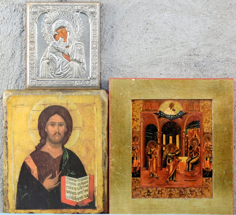 Drie reproducties van iconen, waarbij één met Sterling zilveren riza.