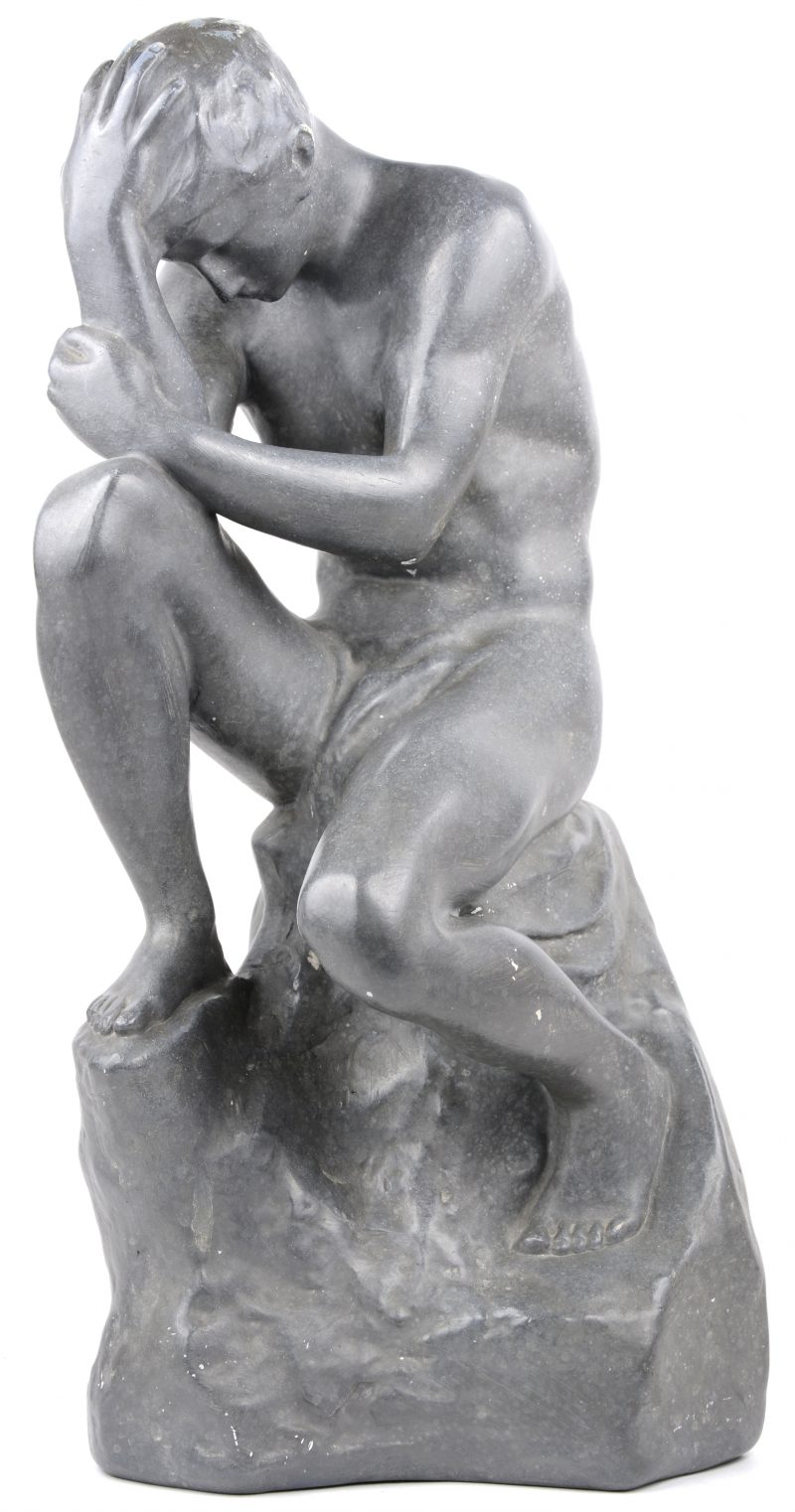 “De denker”. Een beeld van grijsgepatineerd plaaster naar een werk van Rodin.