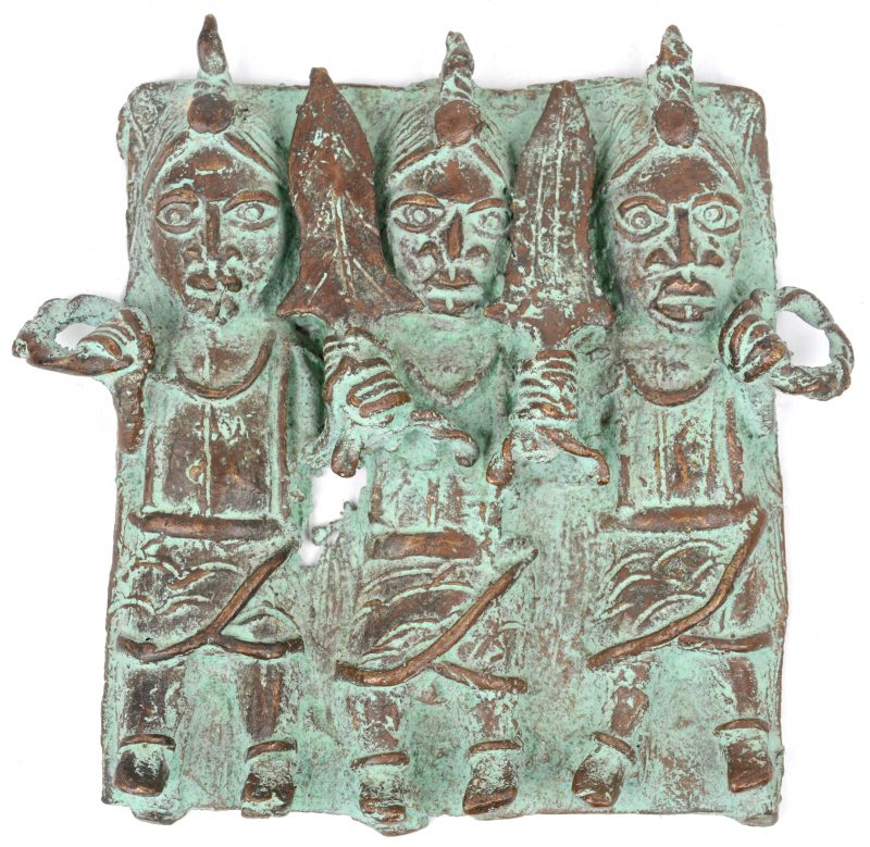 Een hoogreliëf van brons met drie personages. Benin.