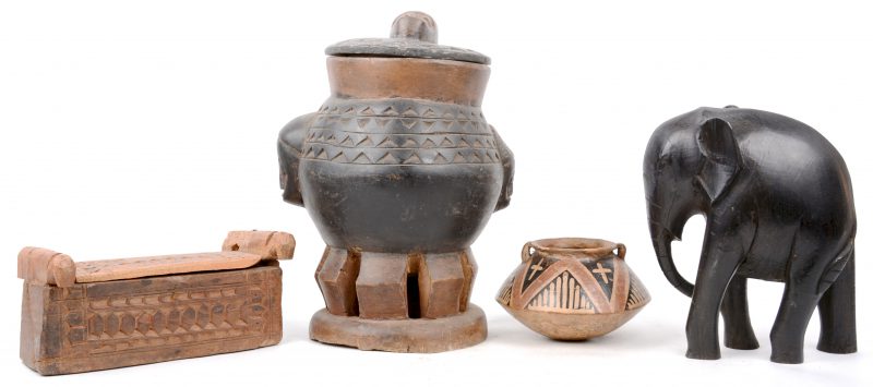 Een plat aardewerken vaasje, een houten voorraaddoos, een ebbenhouten olifant en een rechthoekig doosje (gebarsten) met deksel. Afrikaans werk.