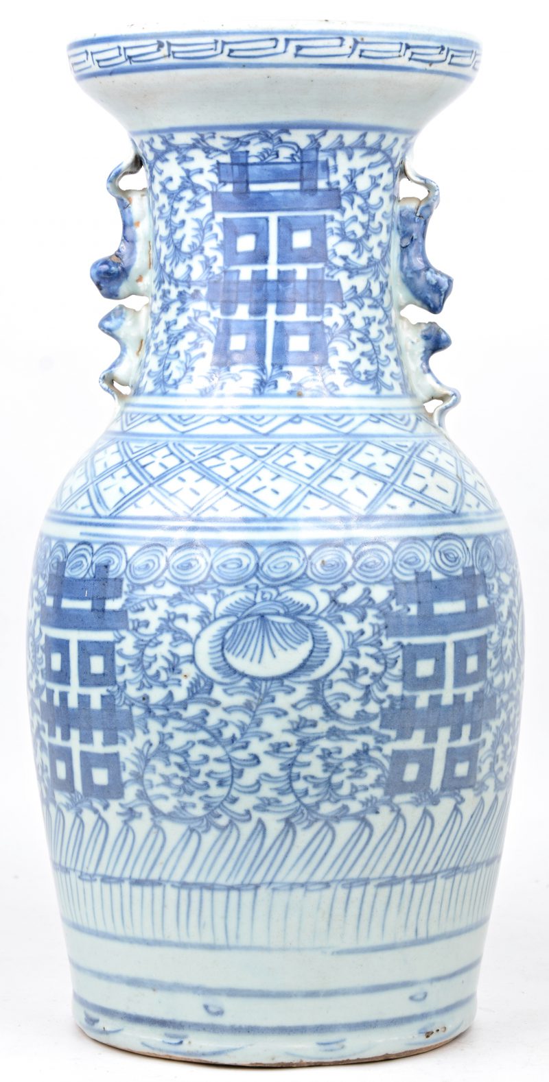 Een balustervaas van blauw en wit Chinees porselein met een decor van eeuwige levenstekens. Met houten sokkel.