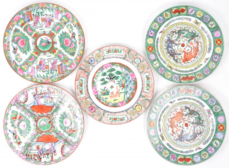 Vijf recente borden van meerkleurig Chinees porselein.