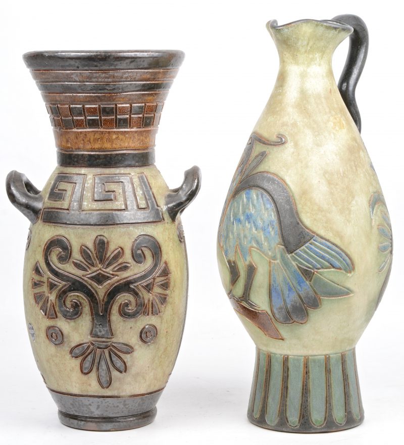 Twee verschillende art deco vazen van meerkleurig geglazuurd steengoed met gestileerde decors. Beide gemerkt onderaan.