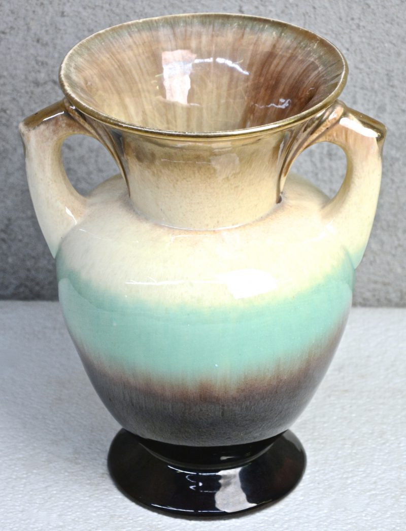 Een vaas van meerkleurig geglazuurd Belgisch aardewerk.