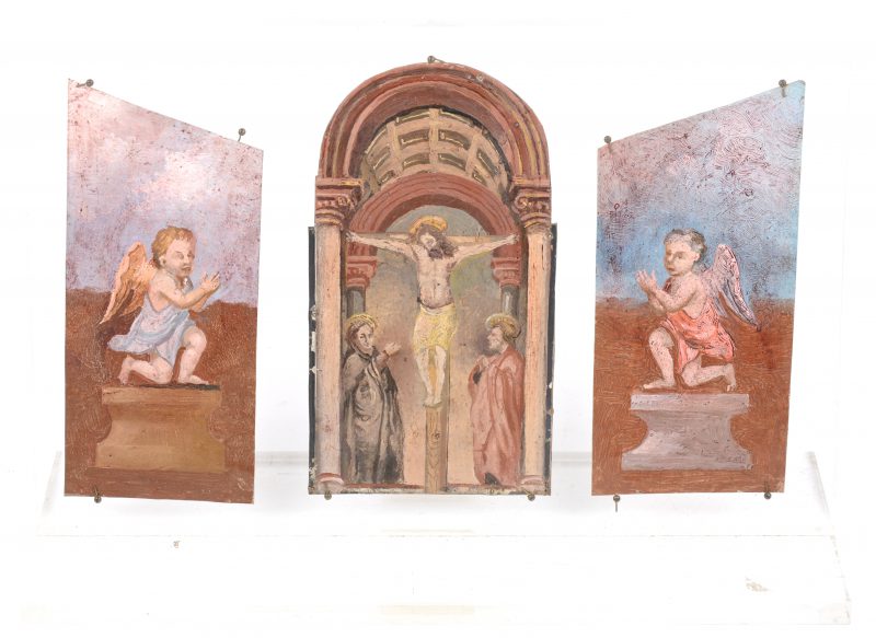 Drie olieverfschilderijtjes op koper, waarbij één met een voorstelling van Christus aan het kruis, geflankeerd door twee engeltjes. Op plexiglazen staander.