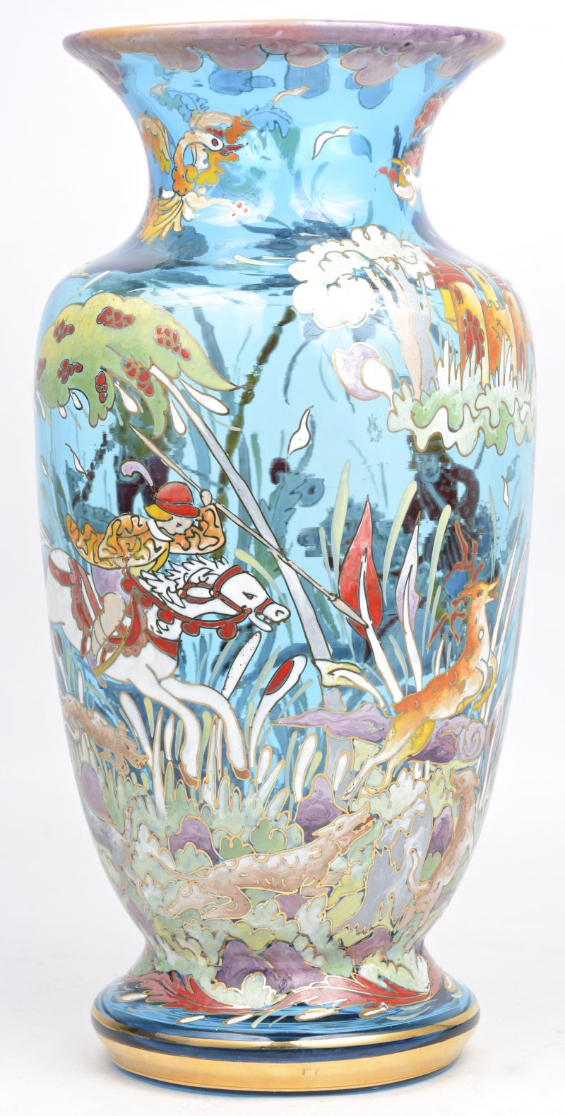 Een vaas van Venetiaans glas met een handgeschilderd en geëmailleerd jachttafereel.