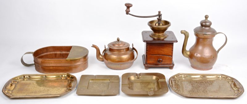 Een lot koper, bestaande uit twee asbakken, twee dienblaadjes, een schaal, een koffiekan, een theekan en een koffiemolen.