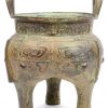 Een antieke bronzen pot op drie poten. Aziatisch werk.