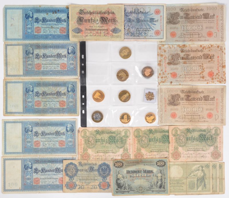 Een lot met acht vergule munten met betrekking tot Europese steden, zonder waardeaanduiding, een klein wapenschild van de Orde van de Kousenband en enkele oude Duitse bankbiljetten uit het begin van de XIXe eeuw.
