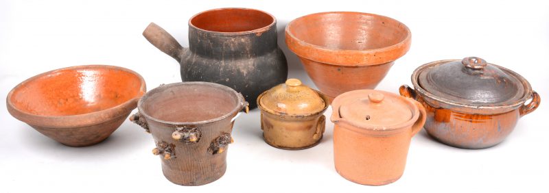 Een lot geglazuurd aardewerk, bestaande uit diverse potten met en zonder deksel.