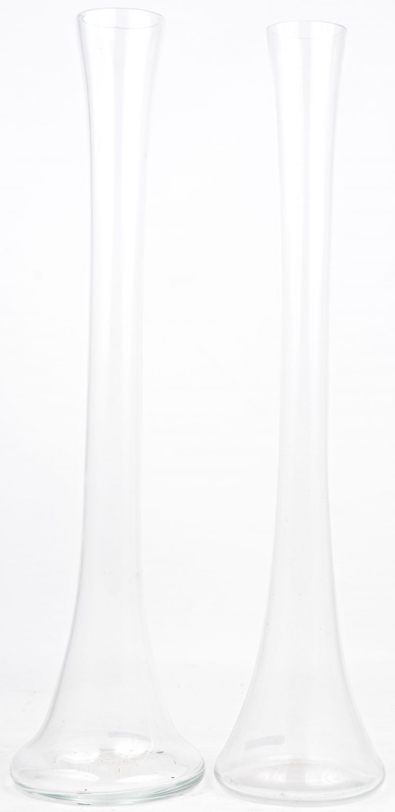 Twee langgerekte glazen vazen.
