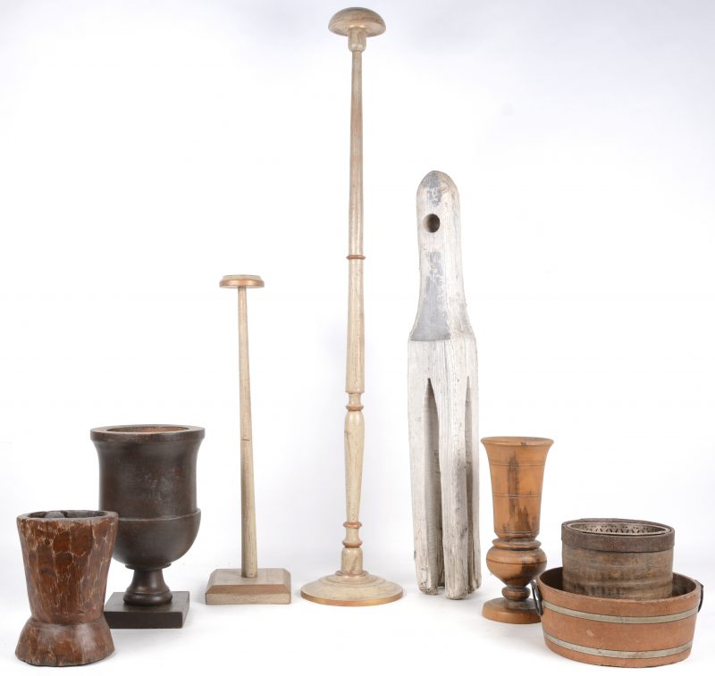 Een lot houten voorwerpen, bestaande uit twee hoedenstaanders, drie gedraaide siervazen op voet, twee tijltjes en een spoel(?).