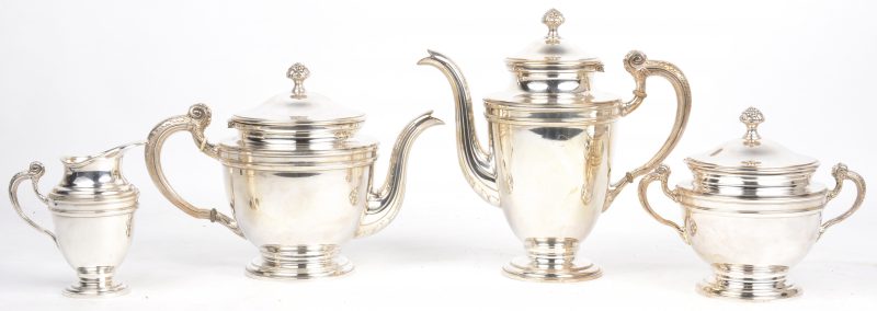 Een koffie-en theeservies van verzilverd metaal in Victoriaanse stijl. Koffie-en theepot, melkpot en suikerpot. Gemerkt. Als nieuw.