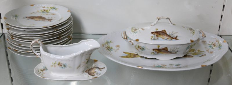 Een visservies van wit porselein, met een Lodewijk XV-rand in reliëf en met een polychroom decor van diverse vissen en bloemen. Grote dienschotel, gedekte groenteschaal, sauskom en 12 borden. Sommige stukken gemerkt. Omstreeks 1900.