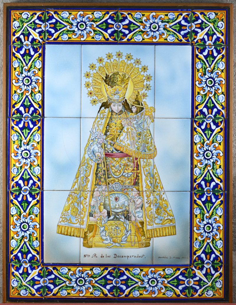 “Nuestra Santa de los Desamparados”. Veelkleurig tegeltableau met 23 tegels. Gemerkt: Azulejos L. Mora, Manises (Valencia).