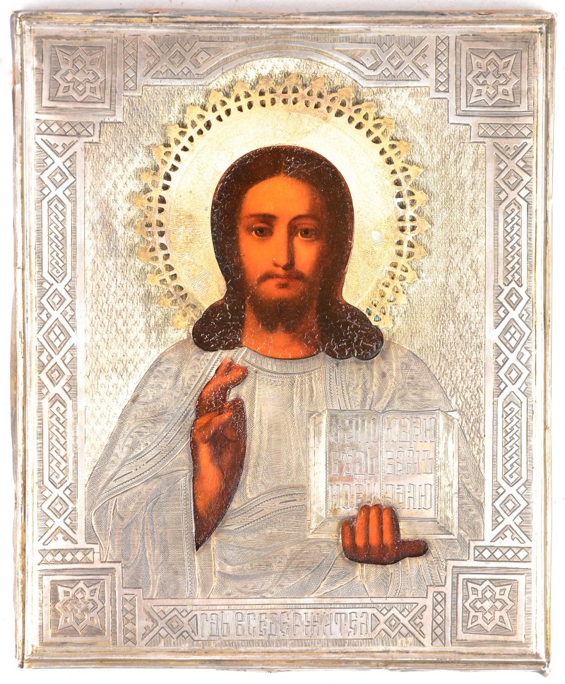 “Christus Pantokrator”. Een Russische icoon met gedreven zilveren riza. Gemerkt: 84 Zolotnik met makersmerk ‘A.A.’ en datum 1830.