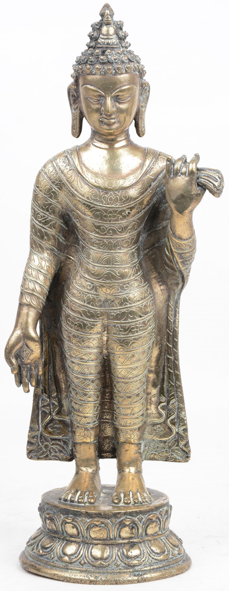 Een staande Thaise Boeddha van een koperlegering. Gaten in aan de voeten.