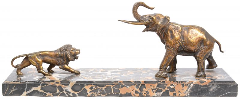 “Olifant en leeuw”. Een bronzen groep op bruingeaderd zwart marmer.