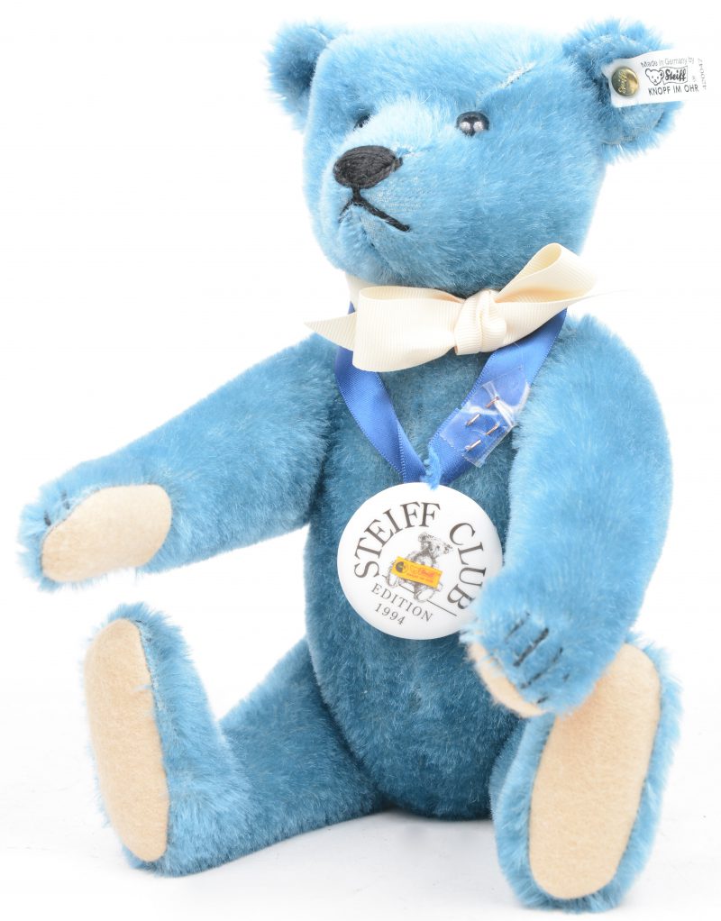 Een blauwe teddybeer met strik en met beweegbare poten en hoofd. Eenmalige uitgave van de Steiff club uit 1994. Op lintje van de plaquette na in nieuwstaat.