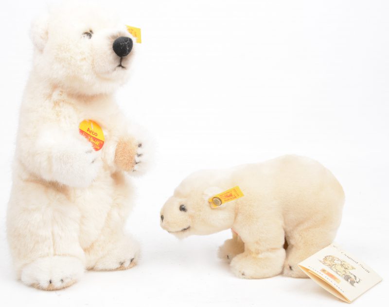 ‘Arco’ & ‘Lummy’. Twee pluchen ijsbeertjes. Nieuwstaat.