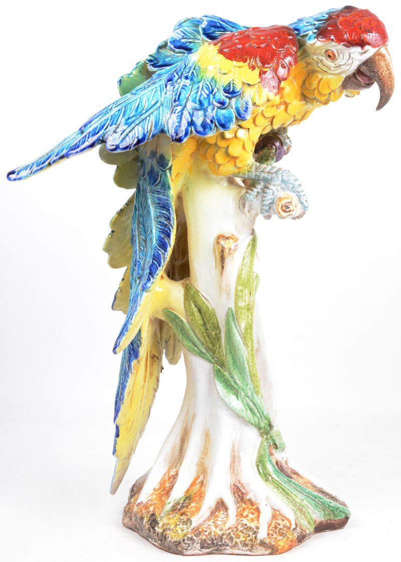 Een papegaai van meerkleurig geglazuurd aardewerk. Italiaans aardewerk.