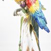 Een papegaai van meerkleurig geglazuurd aardewerk. Italiaans aardewerk.