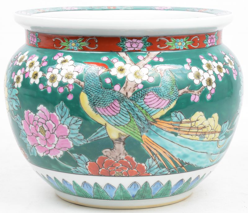 Een cachepot van meerkleurig Japans porselein met een decor van bloesems, pioenen en goudfazanten. Onderaan gemerkt.