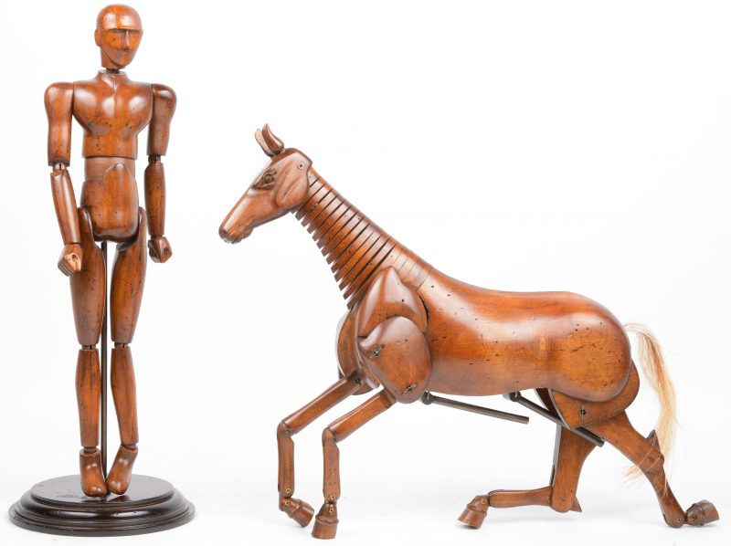 Twee houten schildersmodellen, waarbij één in de vorm van een man en het andere in de vorm van een paard. Het paard zonder sokkel.