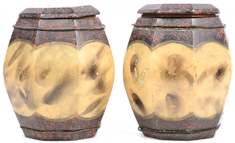 Een paar achthoekige Chinese voorraadpotten. Onderaan gemerkt. Deksels slecht aansluitend, metalen ringen van één pot los.