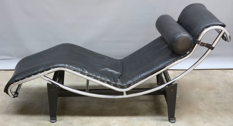 Een chaise-longue van verchroomd metaal en leder, LC4, naar het ontwerp van Le Corbusier. Slijtage.