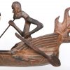 Een gebeeldhouwd houten boot met roeiers. Afrikaans werk.