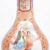 Een Imari vaas met lange hals, veelkleurig decor met personages in uitsparingen. Schade aan de hals en gemonteerd als lamp. XIXde eeuw.