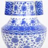 Twee vazen. Een balustervaas van polychroom porselein, gemerkt Varia en een blauw en witte porseleinen vaas met een Chinees fantasiemerk.