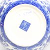 Twee vazen. Een balustervaas van polychroom porselein, gemerkt Varia en een blauw en witte porseleinen vaas met een Chinees fantasiemerk.