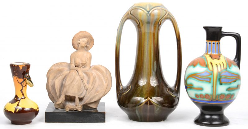 Een lot van drie vaasjes (1 Gouda, 1 Belgisch aardewerk, 1 met een kever in reliëf) en een beeldje van aardewerk, gesigneerd Lucia Fuente (?).