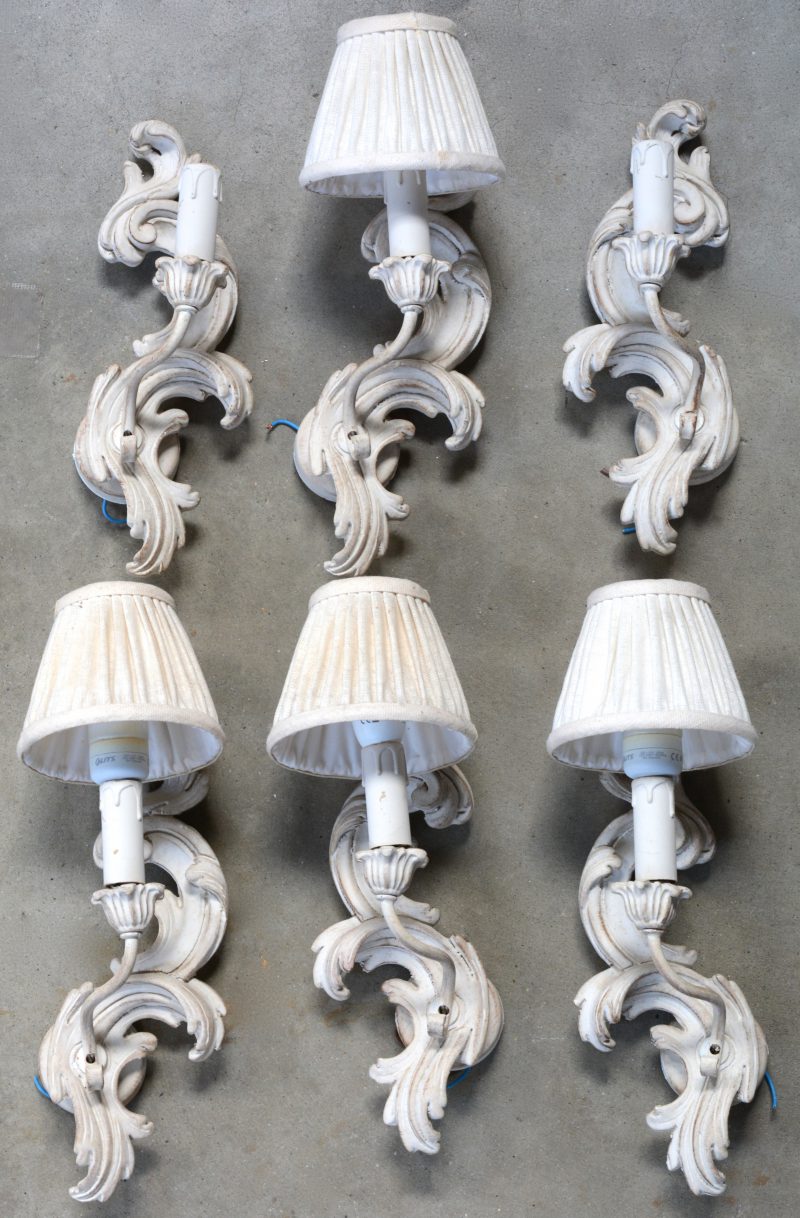 Een reeks van zes gebeeldhouwd houten appliques in Lodewijk XV-stijl met elk één lichtpunt