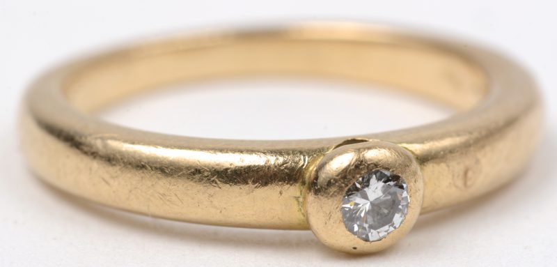 Een 18 karaats geel gouden ring bezet met een briljant van ± 0,15 ct.