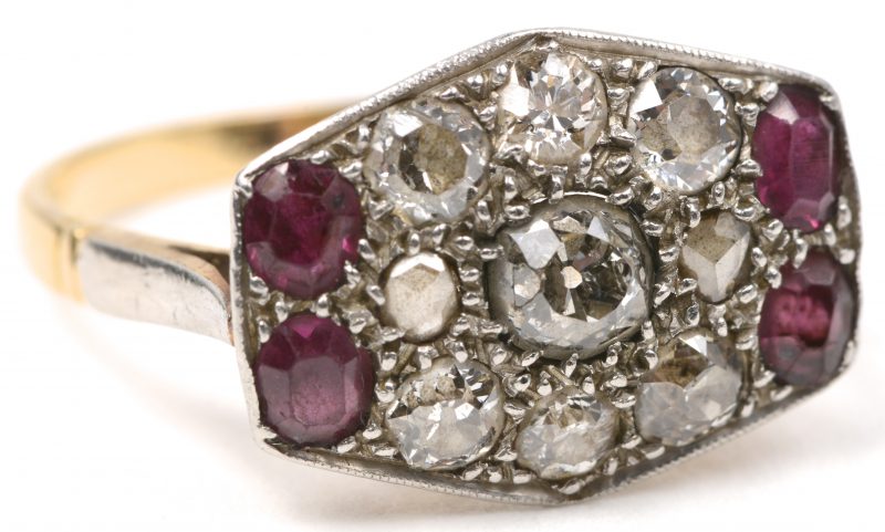 Een 18 karaats wit en geel gouden art deco ring bezet met een diamanten oude slijp met een gezamenlijk gewicht van ± 0,80 ct. en robijnen met een gezamenlijk gewicht van ± 0,40 ct.