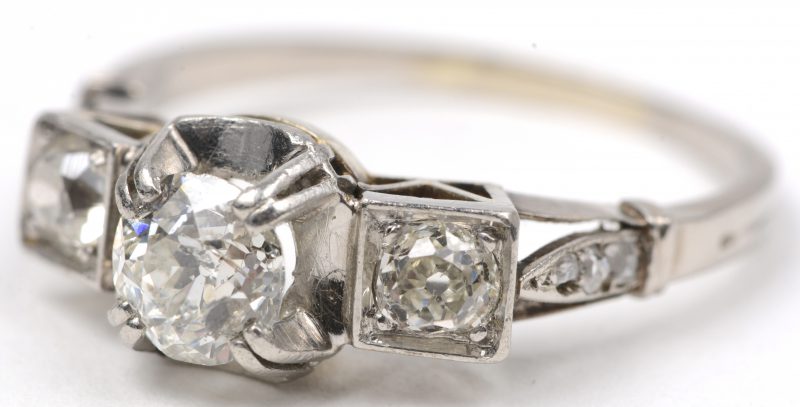 Een 18 karaats wit gouden ring bezet met  diamanten met een gezamenlijk gewicht van ± 1 ct.