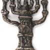 Een zilveren speld in de vorm van een menorah van Salvador Dali. Gemerkt.