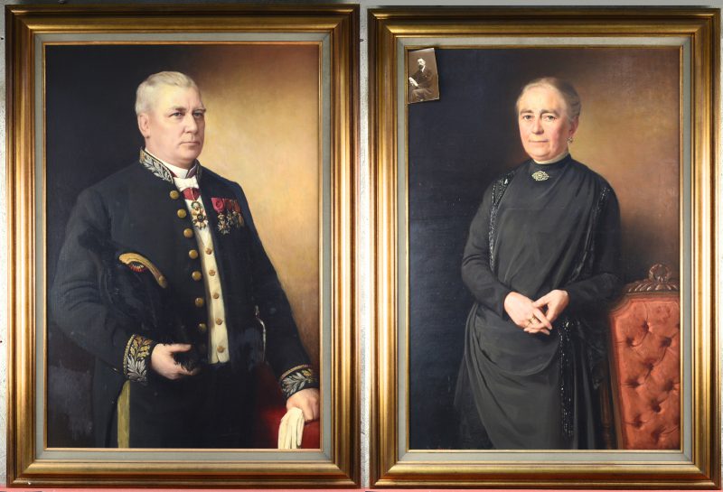 Een paar grote portretten van een gedecoreerde man in uniform en zijn echtgenote. Olieverf op doek. Gesigneerd en gedateerd 1923. Schoongemaakt en opnieuw ingelijst.