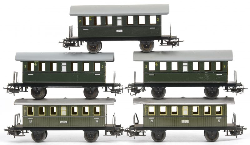 Een lot van vijf metalen personenwagons van de Duitse spoorwegen op schaal HO. Gebruikt.