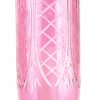 Een glazen tafellamp, versierd met vergulde randen en handgeschilderde motieven met centraal een tulpenvaas, geflankeerd door twee lichtarmen met geslepen roze kelken en versierd met gelepen kristallen pegels. Enkele schilfers.
