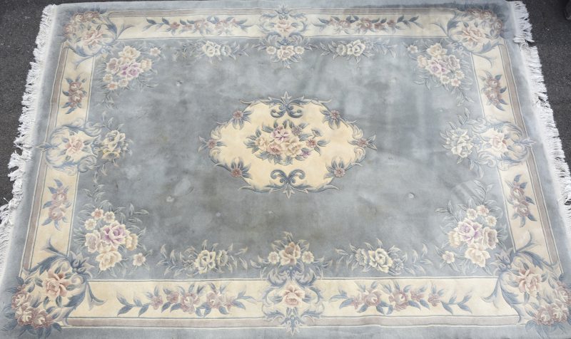 Een Chinees wollen tapijt met een bloemendecor.