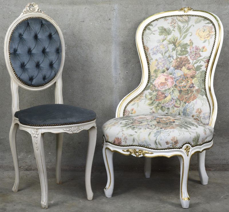 Twee verschillende bijzetstoelen van witgepatineerd hout in Lodewijk XV-stijl.