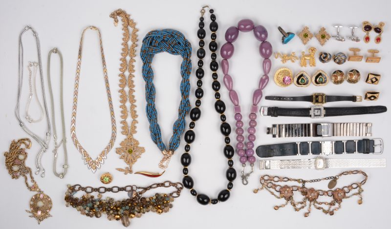 Een lot fantasiejuwelen hallsnoeren armbanden en horloges waaronder een halssnoer en oorbellen van Christian Dior.